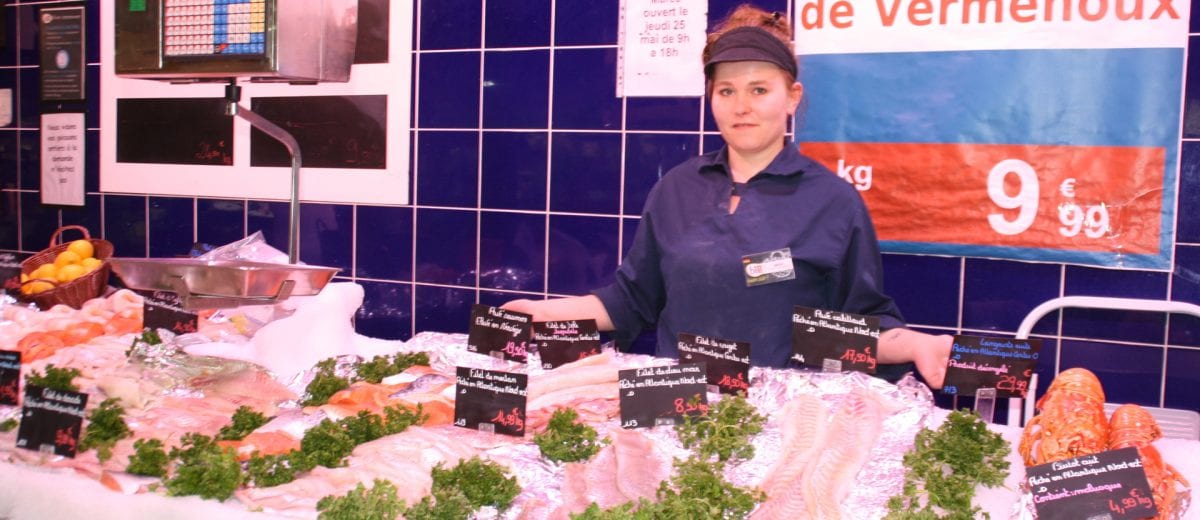 Angie, ancienne stagiaire de l’E2C Nièvre et responsable du rayon poissonnerie dans un supermarché