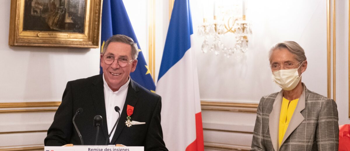 Elisabeth Borne, Ministre du Travail, de l’Emploi et de l’Insertion remet l’insigne d’Officier dans l’Ordre de la Légion d’Honneur à Alexandre SCHAJER, Président du Réseau E2C France