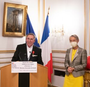 Logo Elisabeth Borne, Ministre du Travail, de l’Emploi et de l’Insertion remet l’insigne d’Officier dans l’Ordre de la Légion d’Honneur à Alexandre SCHAJER, Président du Réseau E2C France